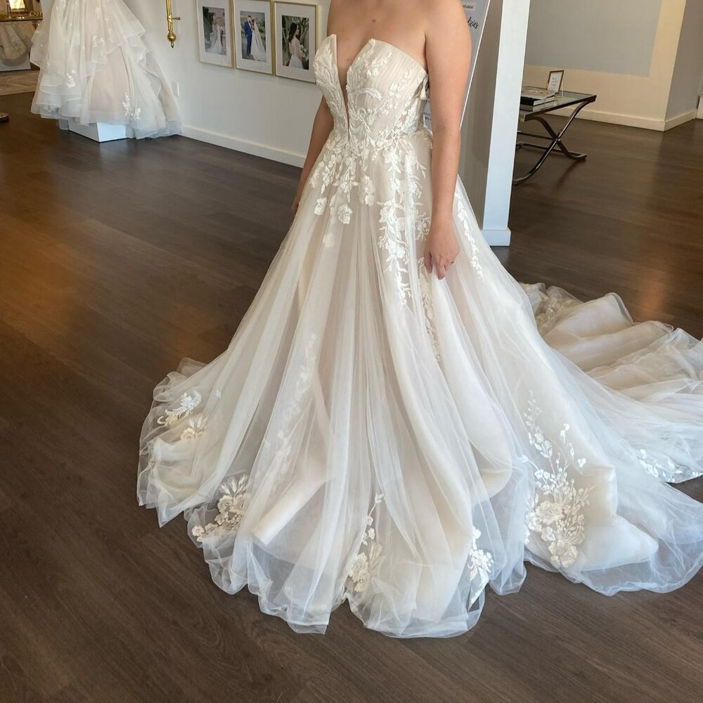 Martina Liana Designer Wedding Dress 1154 Porcelain , New, No alterations